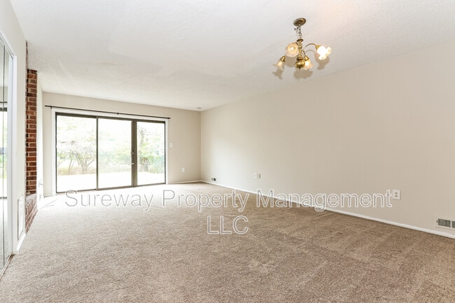 Photo - 247 Hampshire Ct