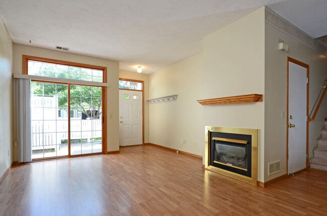 Building Photo - Beautiful 2 Bedroom 2 Bathroom in Convenient Woodbury Location!