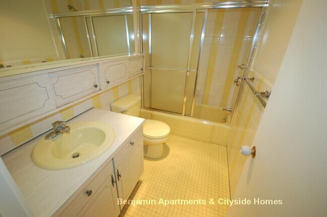 Photo - 125 Chiswick Rd Unidad 114