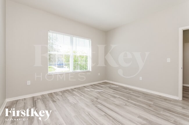 Photo - 533 Interlock St