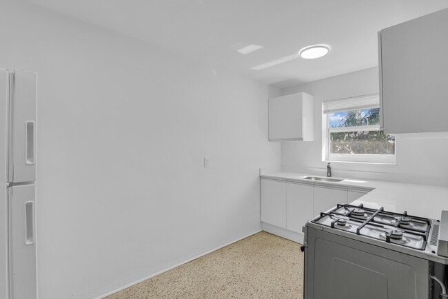 Photo - 728 N L St