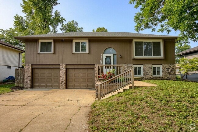 Building Photo - Spacious Split Entry with 2-Car Garage & F... Rental
