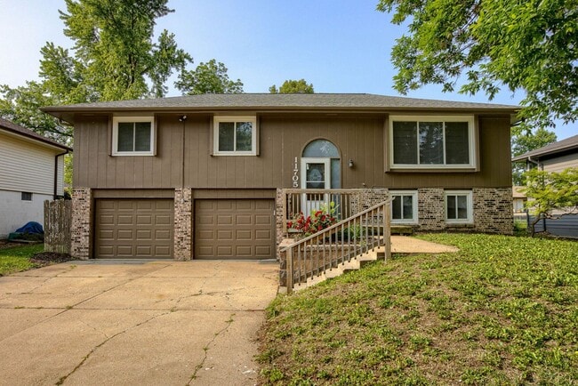 Spacious Split Entry with 2-Car Garage & F... - Spacious Split Entry with 2-Car Garage & F... House