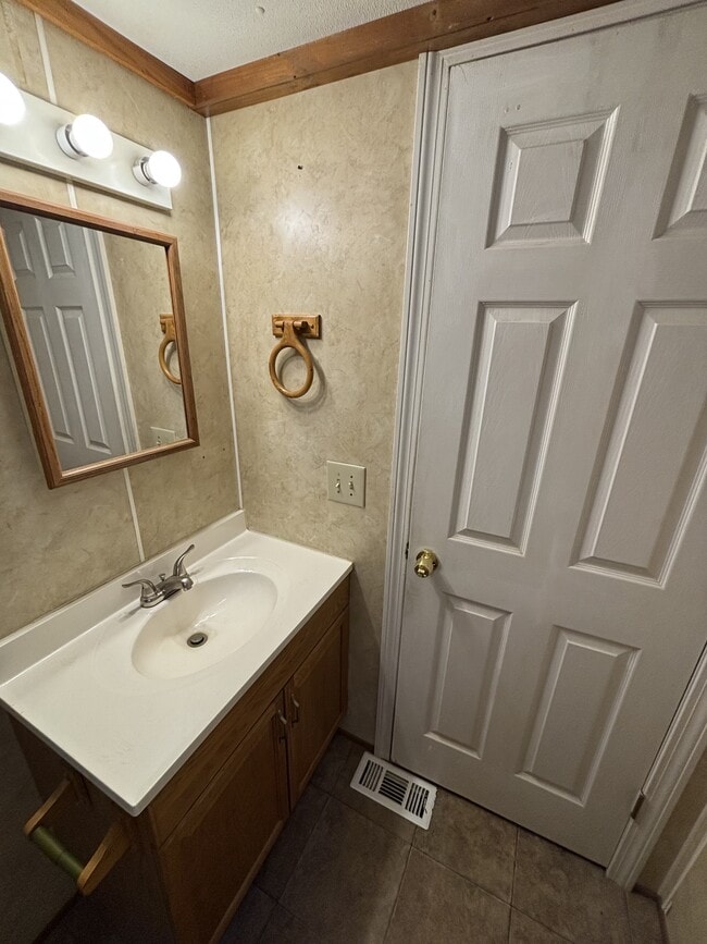 Photo - 324 E Newport Rd