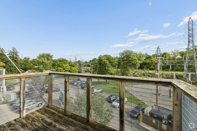 1BR, 1BA - 535SF - Balcony