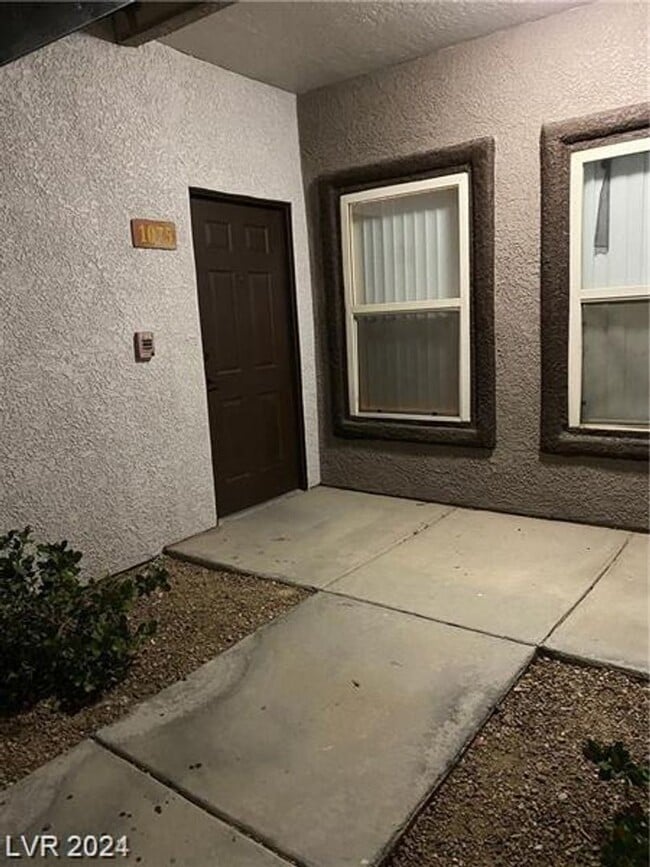 Building Photo - Very Nice & Clean Downstairs Unit 1075 Rental
