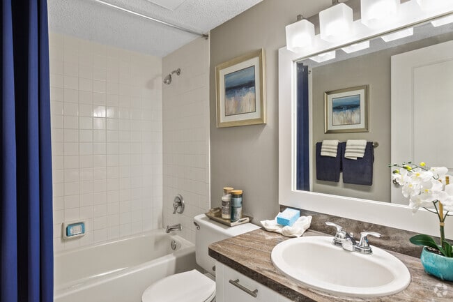 2BR, 2BA - 1200SF - Bathroom