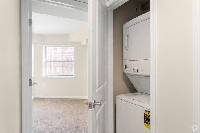 1BR, 1BA - 647SF - In Unit Laundry