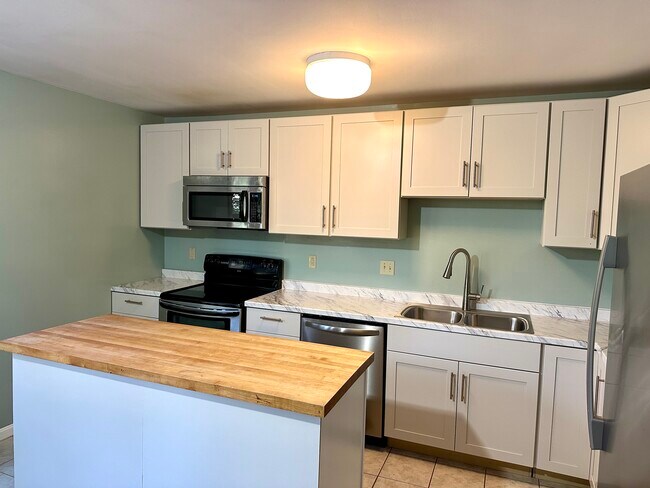 Kitchen - newly renovated - M6 Stonehedge Dr Unit M6