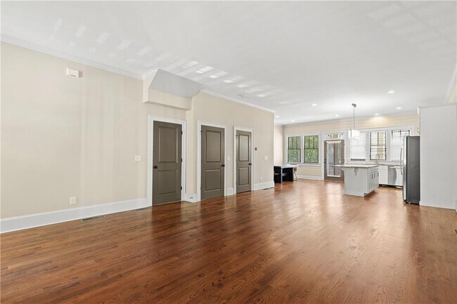 Photo - 81 College St NW