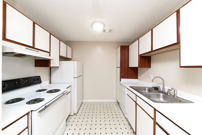 DSC_8493 - Creekside