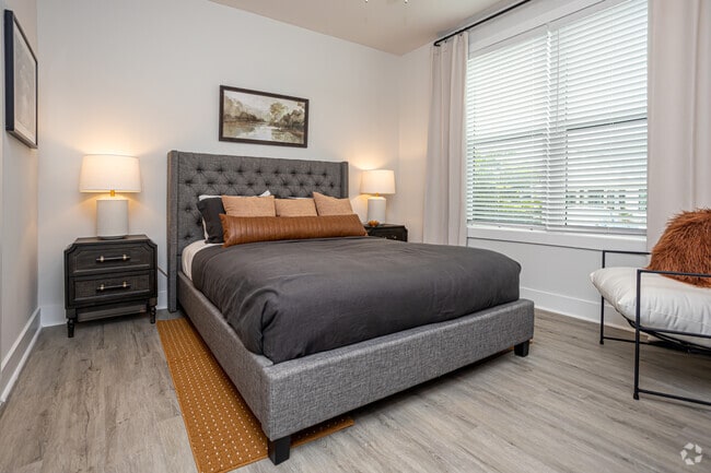 1BR, 1BA - 736SF
