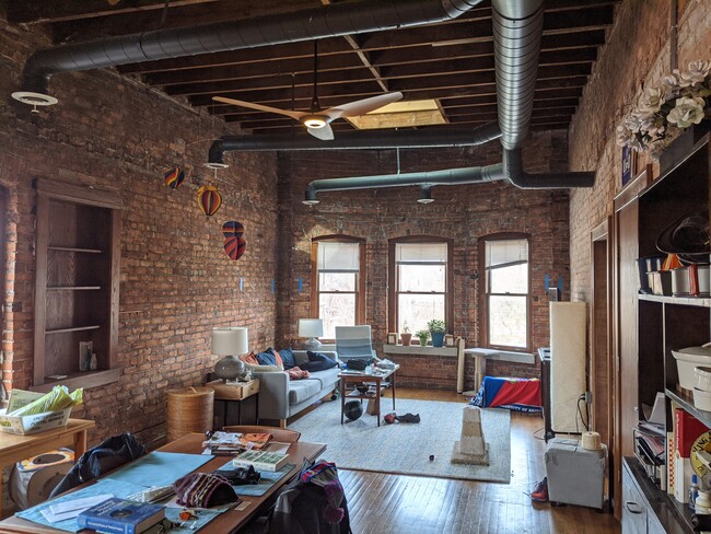 Building Photo - 3933 Trumbull St Unit 6