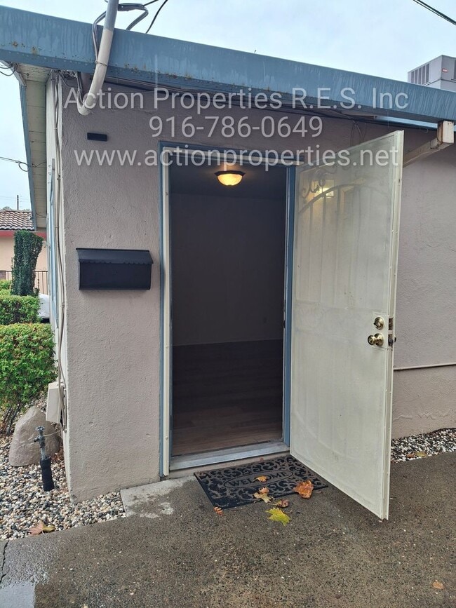 Photo - Central Roseville -Duplex 1 Bed, 1 Bath Duplex Large Fenced Yard, Gardener Included - No Laundry ...