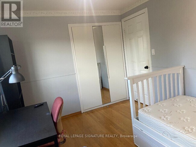 Photo - 72 Whitehorn Crescent