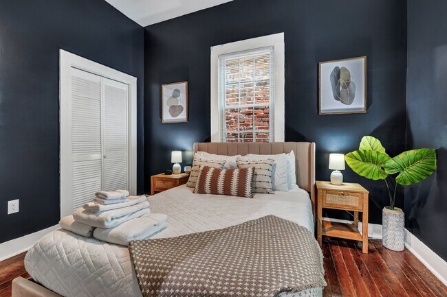 Photo - 305 W Waldburg Ln