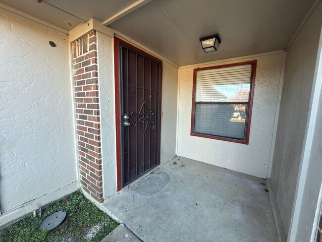 Photo - 8910-8910 Greenmound Ave Unidad 8912 Greenmound Ave