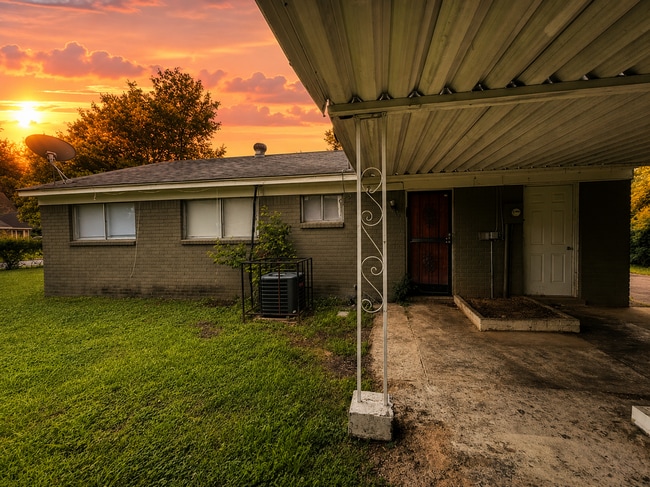 Building Photo - Charming 2BR-1BA Home! MOVE-IN SPECIAL + FREE 50" SMART TV!