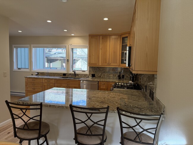 Photo - 2833 Kinnickinnick Rd