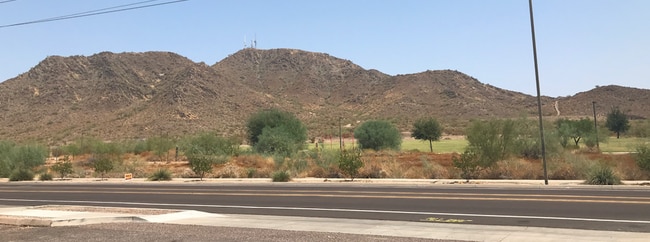 Vista desde el exterior del apartamento. Parque y senderos para caminatas justo al otro lado de la calle. - 10216 N 7th Ave Unidad 4
