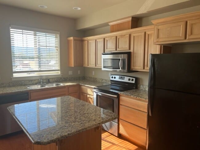 Photo - 3 LEVEL CONDO W/ UPGRADES, GARAGE/ FENCED ...