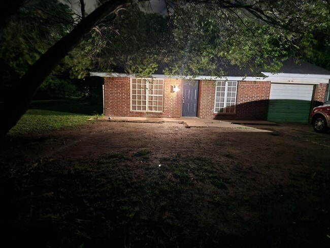 Building Photo - 1816 N St Louis Ave