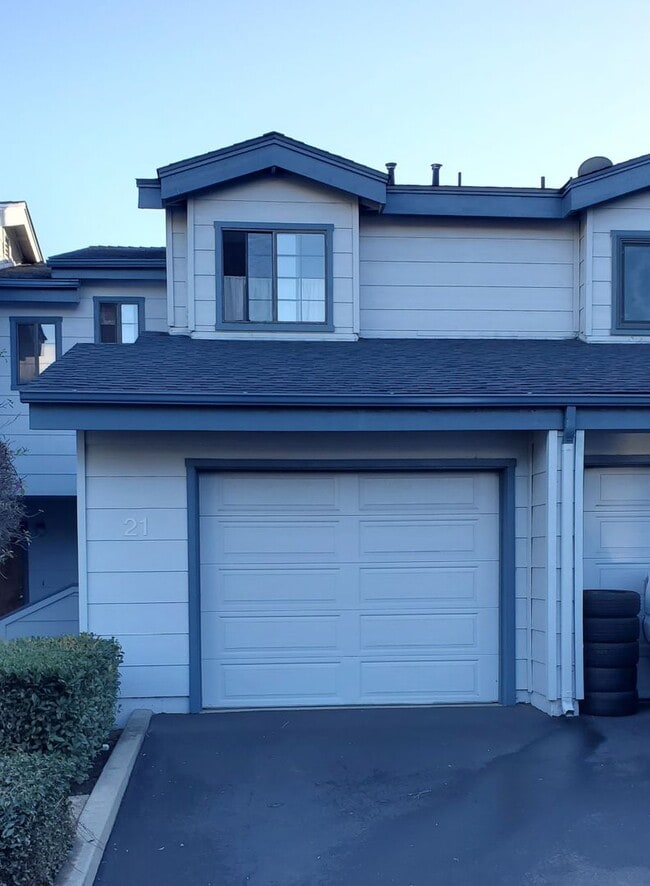 Building Photo - 2 Bedroom Condo near Meadow Park Unit #21