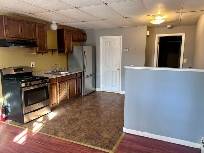 Building Photo - 5 Crescent St Unit 2