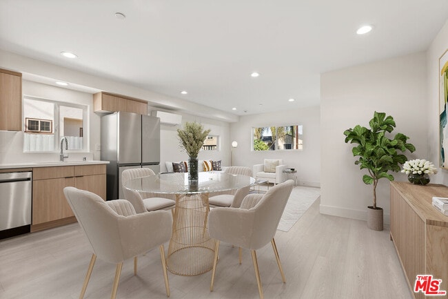 Photo - 6943 Simpson Ave