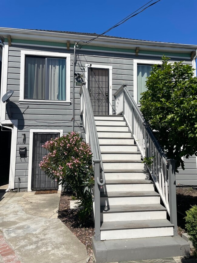 Duplex (upstairs/downstairs) - 2047 20th Ave Unit 2047