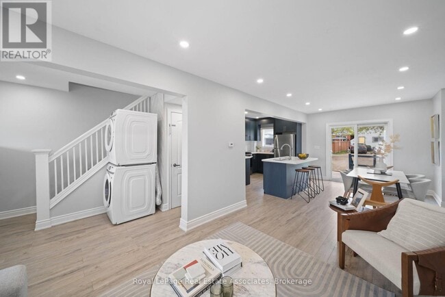 Photo - 305 Weir St N