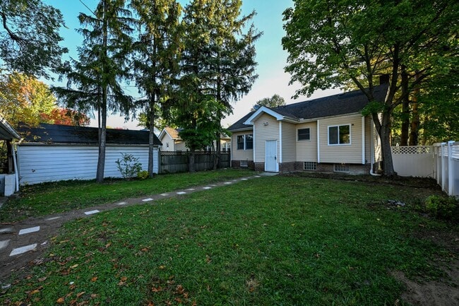 Photo - Cozy Home in Cleveland - Lyndhurst