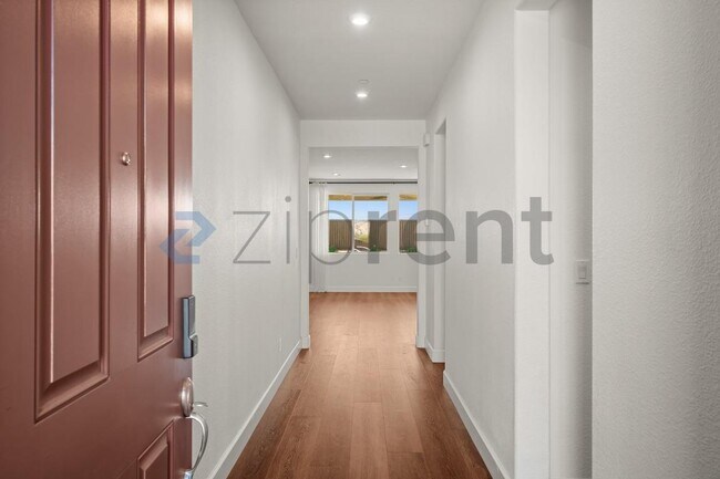 Photo - 1465 Blossom Way