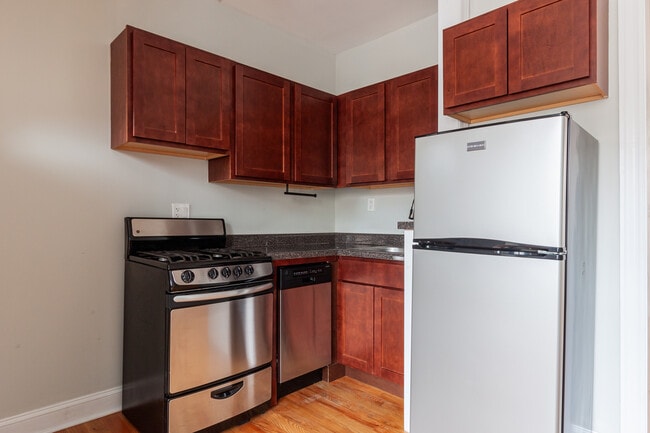Building Photo - 3723 N Pine Grove Ave Unit E3