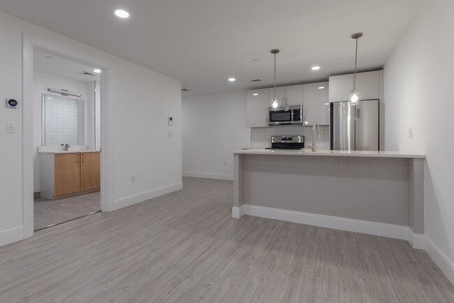 Photo - 42 N Beacon St Unidad 104