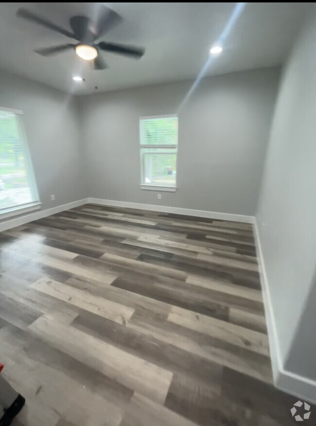 Building Photo - 2754 W Twelfth St Rental