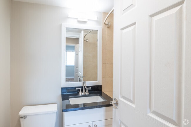 1BR, 1BA - 560SF - Bathroom