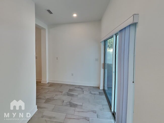 Photo - 1712 E Lambright St N