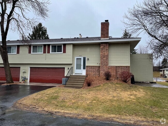 Building Photo - Beautifully updated Townhome in the West B...