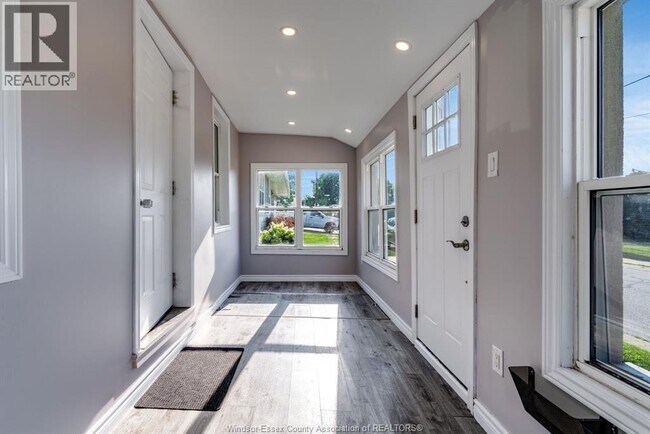 Photo - 1672 Elgin St
