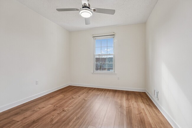 Photo - 495 Witney Ct