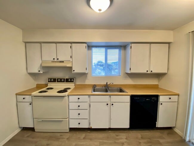 Building Photo - Hard to find 1 bdrm, 1 bath w/ garage! 1.7 miles from Sky Lakes Medical Center and Oregon Tech!