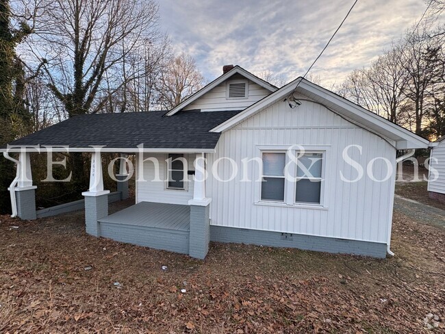 Building Photo - Charming 2 Bedroom Home