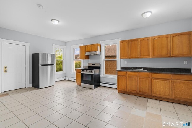 354 Poplar St Unit 2nd Flr