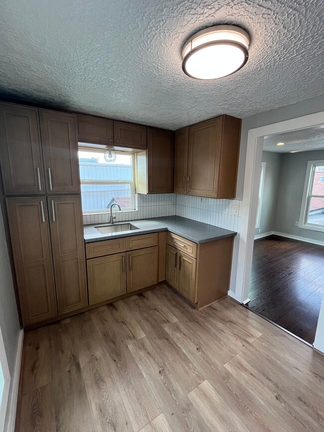 Building Photo - 1312 E 29th St Apt A Upstairs Unit A