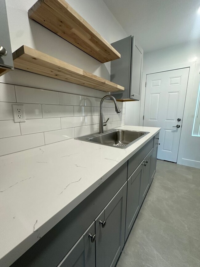 1943 W 39th St Unit 1947
