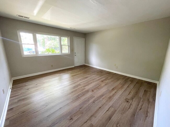 Photo - AVAILABLE NOW! 2 BEDROOM DUPLEX IN VIRGINIA BEACH. CONVENIENT TO BEACHES