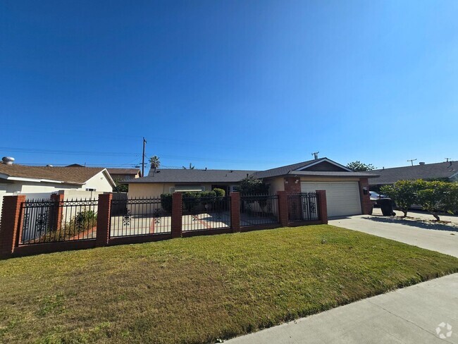 Building Photo - 4 Bedroom 2 Bath Home