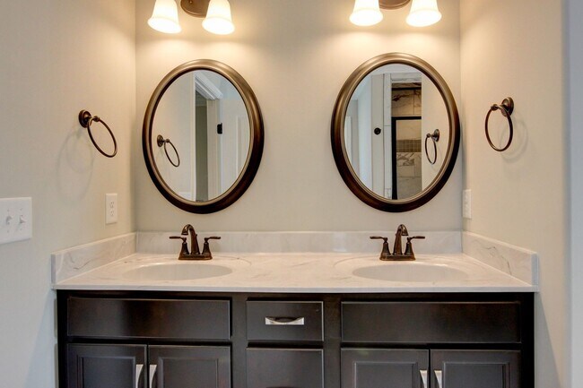 Photo - Huge 5 bed 3 ba.  Gorgeous House Near Post...
