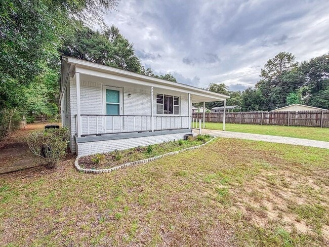 Photo - 220 Ennis St